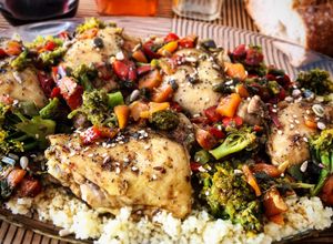 Una foto de Cuscús con pollo y verduras estilo marroquí (fácil y rápido)
