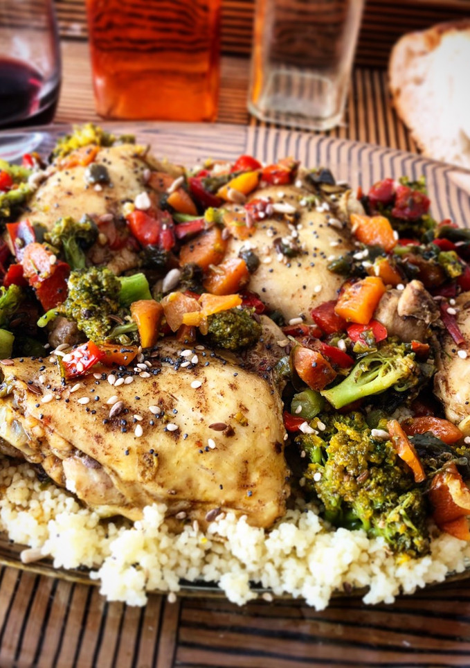 Una foto de Cuscús con pollo y verduras estilo marroquí (fácil y rápido)