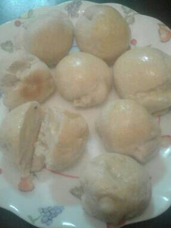 Una foto de Pancitos rellenos con mozzarella, albahaca y panceta