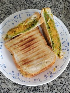 આલુ મટર સેન્ડવીચ (Aloo Matar Sandwich Recipe In Gujarati) રેસીપી મુખ્ય ફોટો