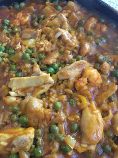 Una foto de Paella de pollo y gambón con guisantes