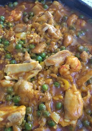 Una foto de Paella de pollo y gambón con guisantes