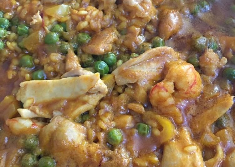 Paella de pollo y gambón con guisantes