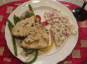Una foto de Salpicón de verduras con pollo a las hierbas y coditos