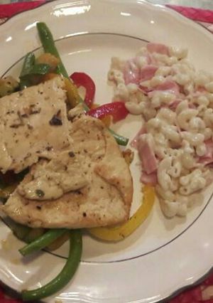 Una foto de Salpicón de verduras con pollo a las hierbas y coditos