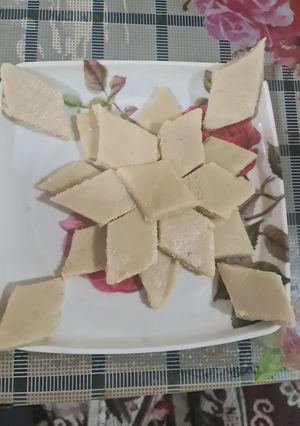 કાજુ કતરી (Kaju Katri Recipe In Gujarati) રેસીપી મુખ્ય ફોટો