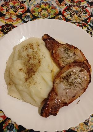 Una foto de Churrasquitos de cerdo con romero y salvia