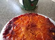 Una foto de torta invertida de mandarinas