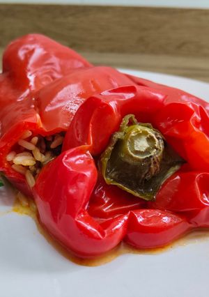 Una foto de Pimientos rellenos de arroz y carne al horno