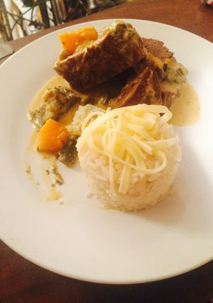 Una foto de Colita de cuadril picorosa con arroz blanco