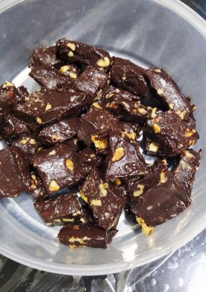 ચોકલેટ ફજ (chocolate fudge recipe in gujarati) રેસીપી મુખ્ય ફોટો
