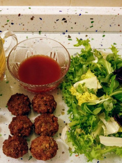 Una foto de Falafel con ensalada y sopa