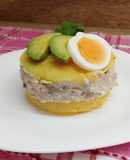 Causa limeña típica peruana (ensaladilla)