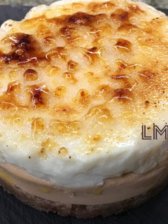 Una foto de Milhoja de atún ahumado con foie
