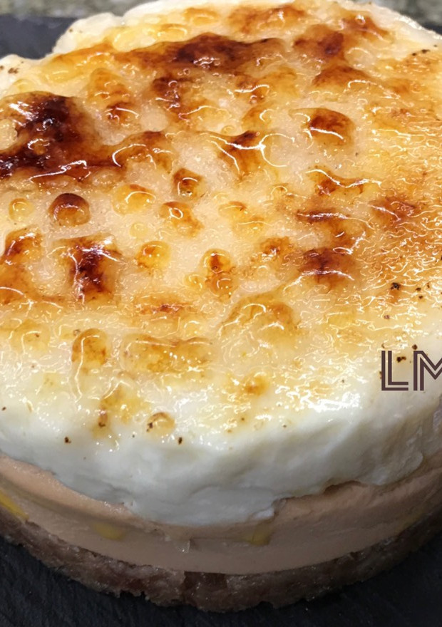 Una foto de Milhoja de atún ahumado con foie