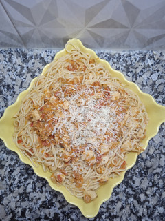 Una foto de Spaghetti con tuco de pollo