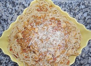 Una foto de Spaghetti con tuco de pollo