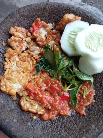 Langkah Mudah untuk Membikin Resep Tempe penyet sambel tomat yang Sempurna Anti Ribet, Sempurna