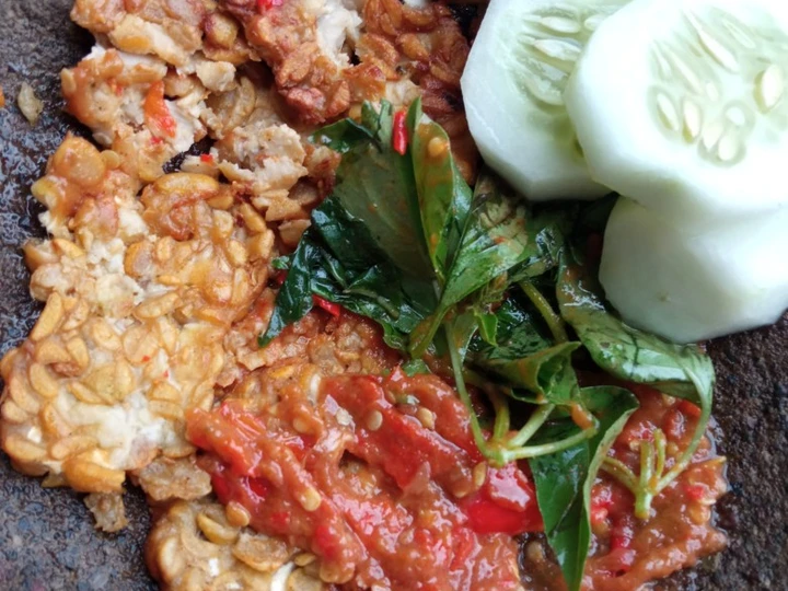 Langkah Mudah untuk Membikin Resep Tempe penyet sambel tomat yang Sempurna Anti Ribet, Sempurna