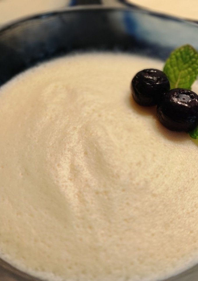 Una foto de Mousse de piña y coco