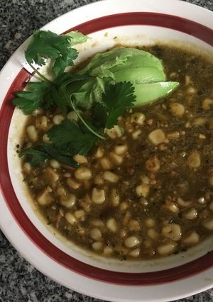 Una foto de Sopa de elote en salsa verde