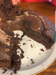 Una foto de Bizcochuelo de chocolate súper suave y húmedo