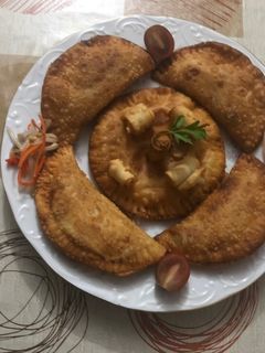 Una foto de Empanadillas de atún olivas negras y queso de fundir