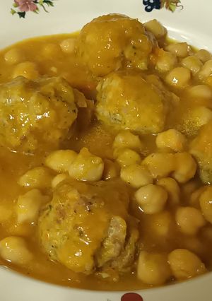 Una foto de Albóndigas con garbanzos al curry