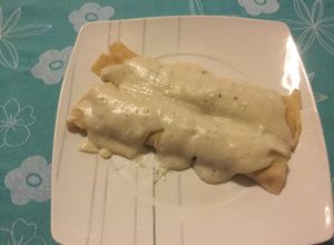 Una foto de Panqueques de salmón ahumado con salsa a las finas hierbas