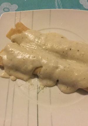Una foto de Panqueques de salmón ahumado con salsa a las finas hierbas