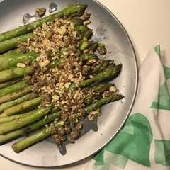 Foto di Asparagi con capperi e mandorle