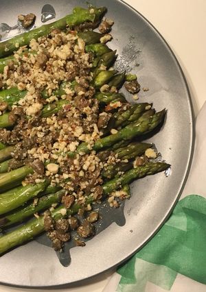 Foto di Asparagi con capperi e mandorle