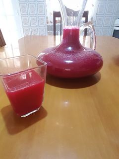 صورة لوصفة عصير الفراولة و الشمندر و البرتقال