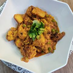 A picture of Aloo phulkopir dalna.