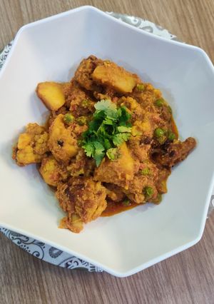 A picture of Aloo phulkopir dalna.
