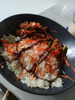 Una foto de 🍚 Bowl de arroz y salmón teriyaki