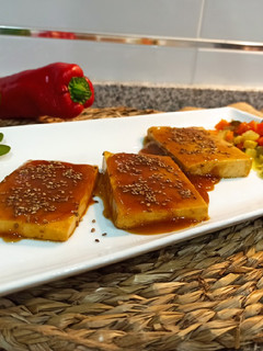 Una foto de Tofu glaseado con naranja 🍊 y verduras🍲(apto para veganos 🌱)