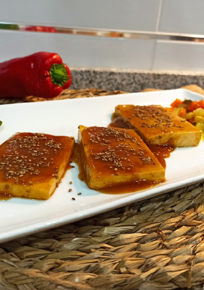 Una foto de Tofu glaseado con naranja 🍊 y verduras🍲(apto para veganos 🌱)