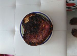 Una foto de Pastel de vainilla con rebanadas de fresa