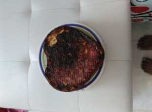 Una foto de Pastel de vainilla con rebanadas de fresa
