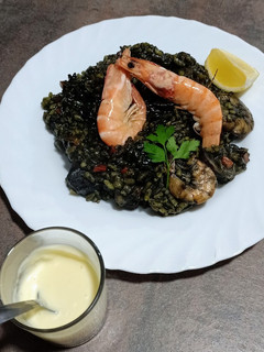 Una foto de Arroz negro con marisco y setas variadas