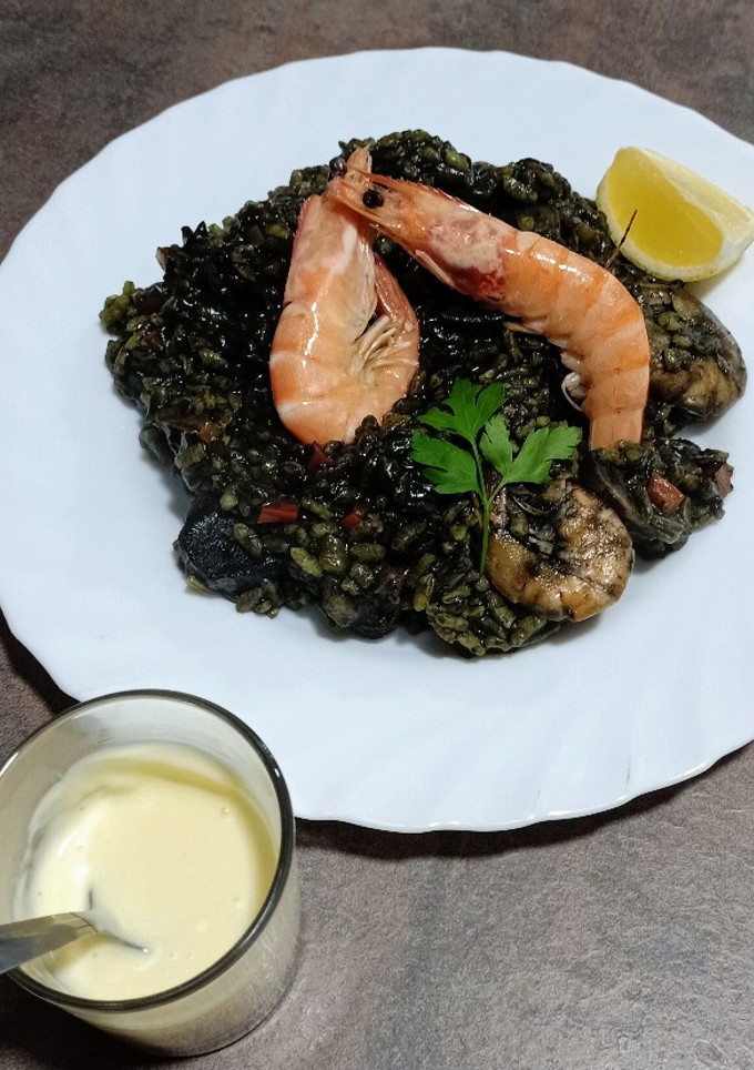 Una foto de Arroz negro con marisco y setas variadas