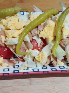 Una foto de Ensalada de tomate raf y atún