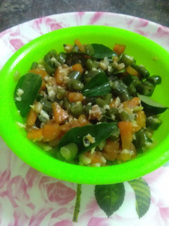 பீன்ஸ் கேரட் பொரியல் (Beans carrot poriyal recipe in tamil) செய்முறை முக்கிய புகைப்படம்