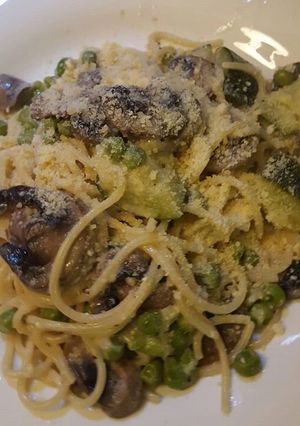 A picture of One pot zucchini mushroom pasta.