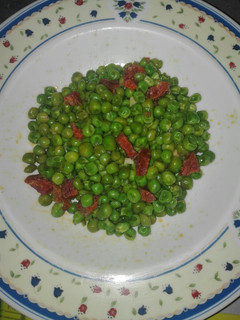 Una foto de Guisantes con chorizo ibérico