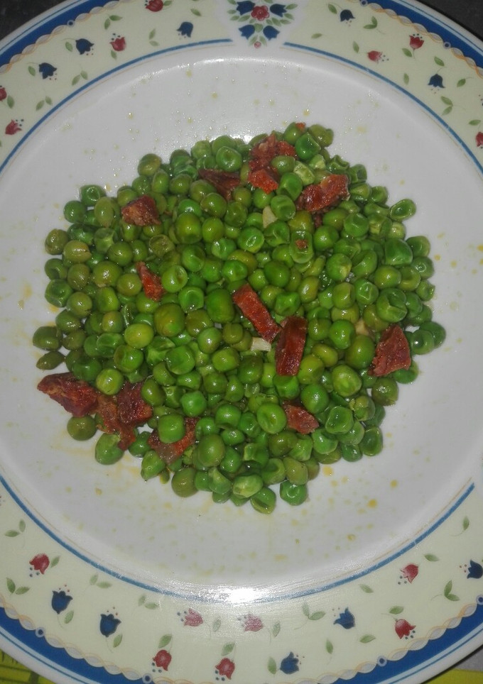 Una foto de Guisantes con chorizo ibérico