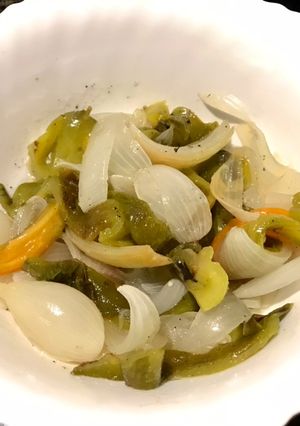 Una foto de Ensalada tibia de morrones y cebolla