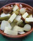 Ensalada de tomate negro y queso Provolone con orégano