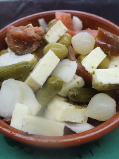 Una foto de Ensalada de tomate negro y queso Provolone con orégano